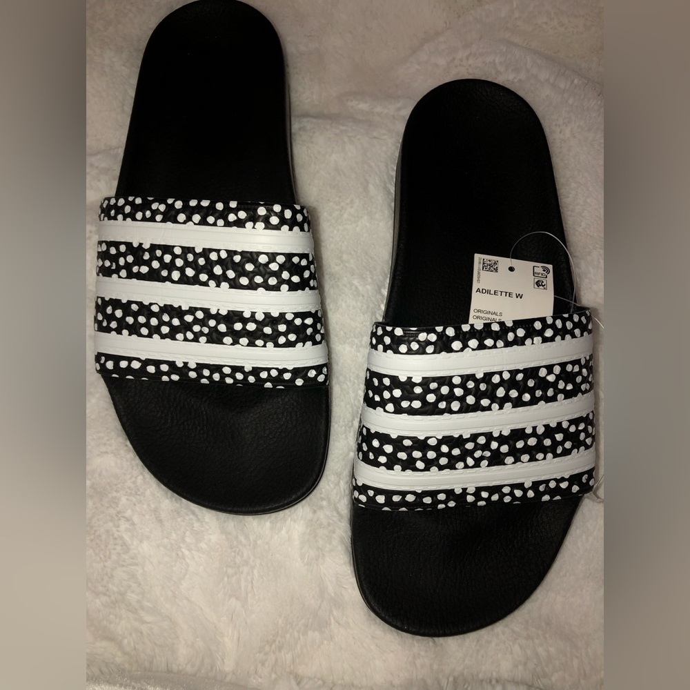 ⭐️ 2 for $25.  Add to bundle for discount. 
Adilette Woman’s Sandals